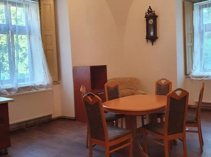 Zamecka Zahrada-apartmany כלום או טז'בונה